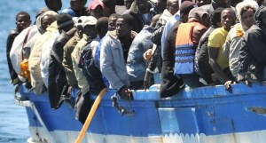 Un barcone di migranti approda nel porto di Lampedusa, oggi 9 aprile 2011. ANSA / ETTORE FERRARI